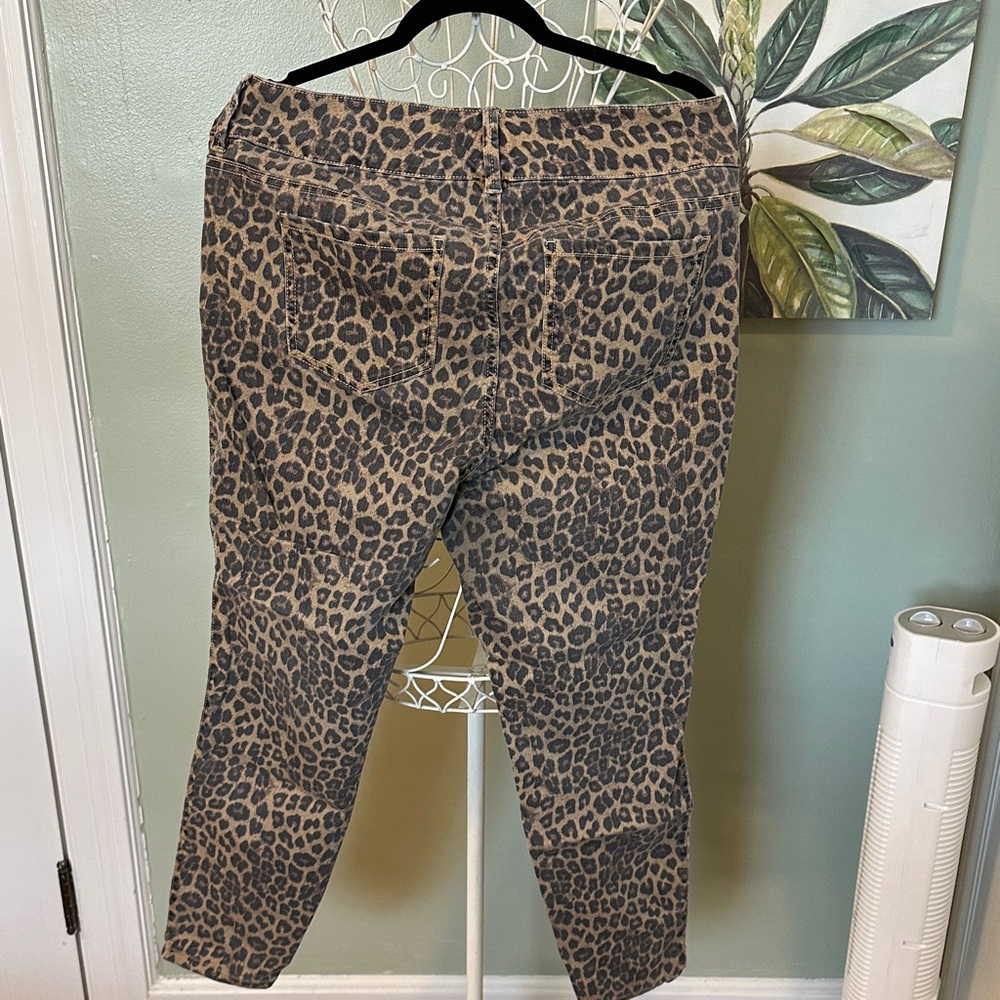 Torrid Leopard Print Skinny Jeans in Brown and Black - Picture 3 of 3